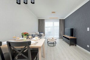 Leilighet, 1 soverom, balkong, ved stranden | Oppholdsrom