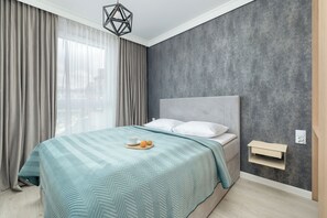 Apartment, 1 Schlafzimmer, Balkon, am Strand | 1 Schlafzimmer, schallisolierte Zimmer, Bettwäsche