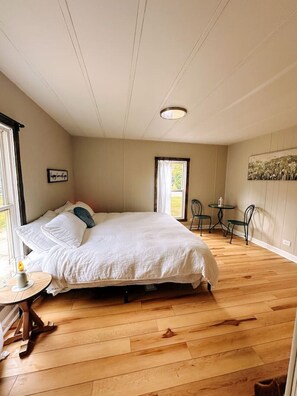 Desk, iron/ironing board, WiFi, bed sheets