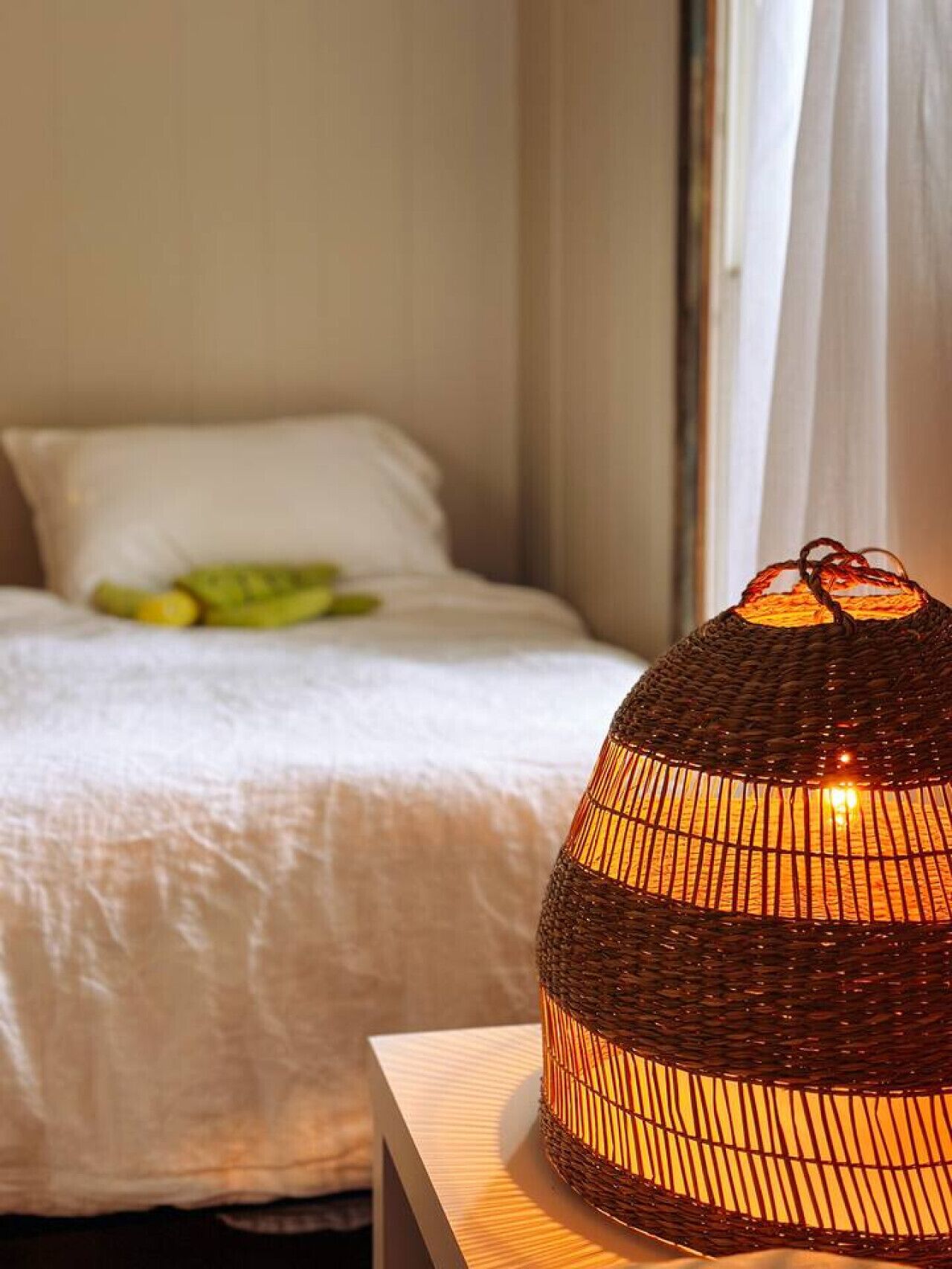 Desk, iron/ironing board, WiFi, bed sheets