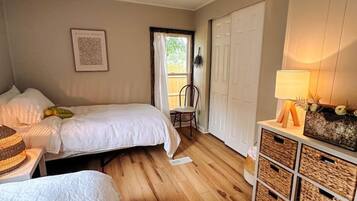 3 bedrooms, desk, iron/ironing board, WiFi