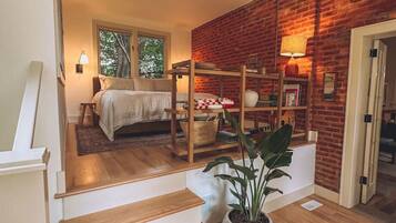 2 makuuhuonetta, työpöytä, silitysrauta/-lauta, vauvan matkasänky