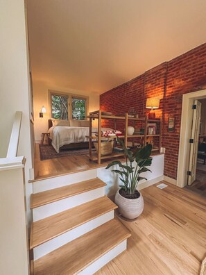 2 slaapkamers, een bureau, een strijkplank/strijkijzer, reisbedje