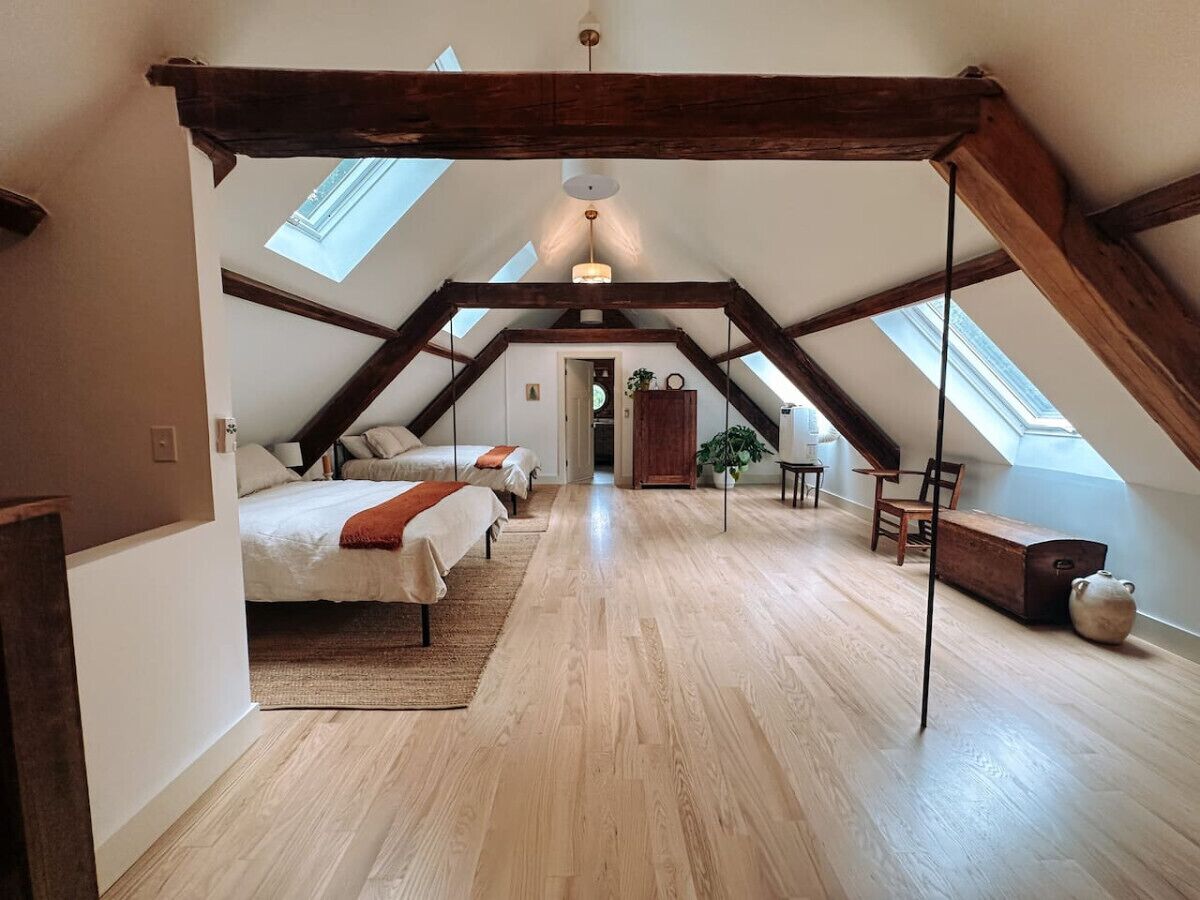 2 chambres, bureau, fer et planche à repasser, lit de bébé portatif