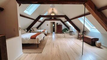 2 chambres, bureau, fer et planche à repasser, lit de bébé portatif