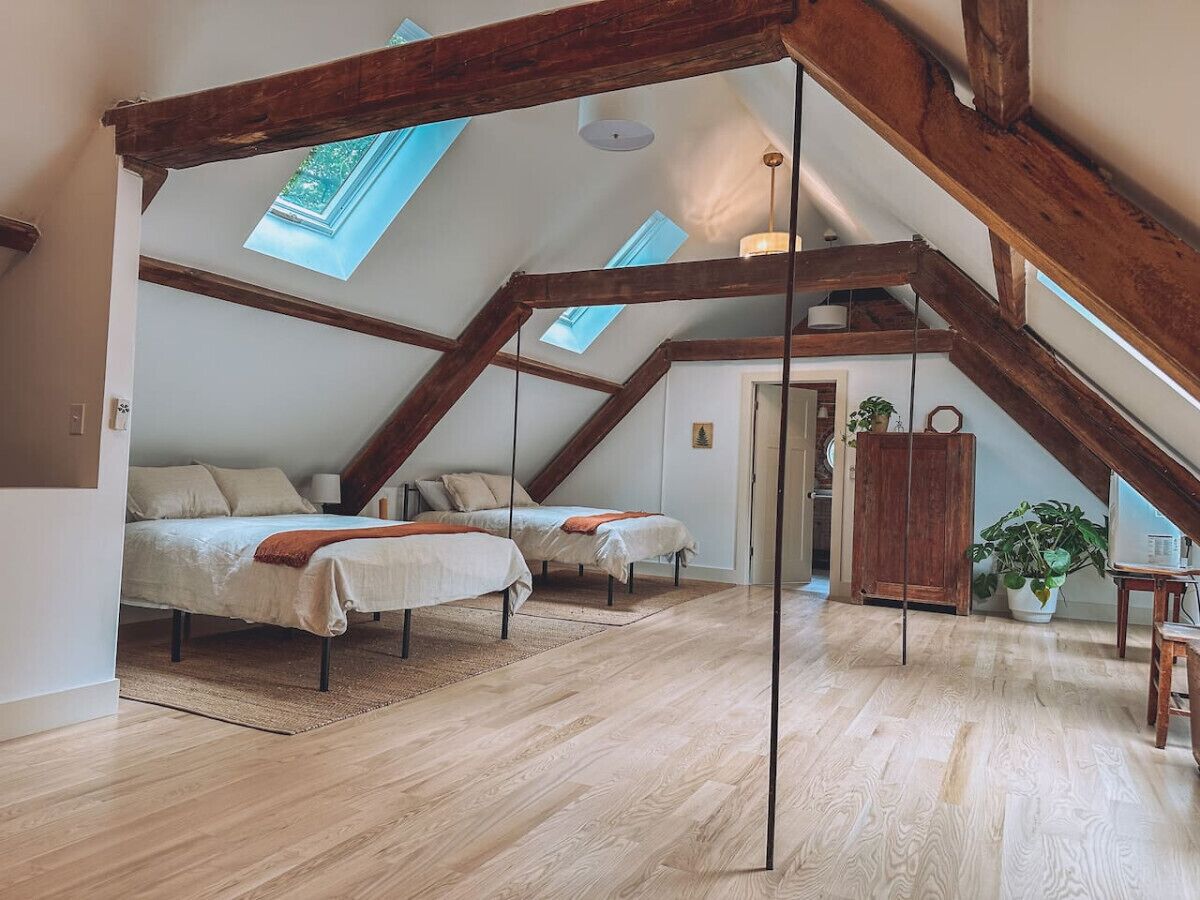 2 bedrooms, desk, iron/ironing board, travel crib