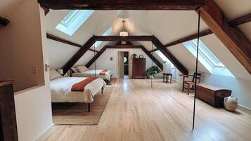 2 habitaciones, escritorio y tabla de planchar con plancha