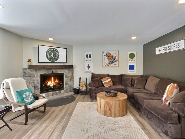 TV, fireplace, books, stereo - BeaverBox-  Pool, Hot Tub, Sauna, Pool Table (Killington)