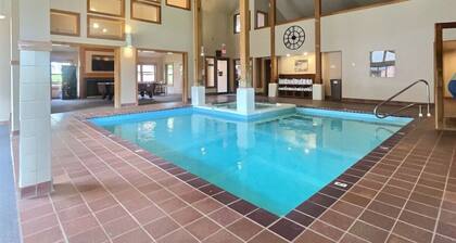 BeaverBox AC, Pool, Hot Tub, Sauna, Near Resort