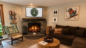 TV, fireplace, books, stereo - BeaverBox AC, Pool, Hot Tub, Sauna, Near Resort (Killington)