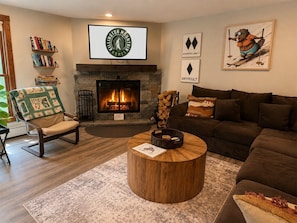 TV, fireplace, books, stereo - BeaverBox AC, Pool, Hot Tub, Sauna, Near Resort (Killington)