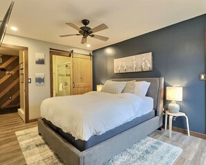 2 bedrooms, iron/ironing board, travel crib, free WiFi - BeaverBox-  Pool, Hot Tub, Sauna, Pool Table (Killington)