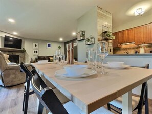 Dining - BeaverBox-  Pool, Hot Tub, Sauna, Pool Table (Killington)