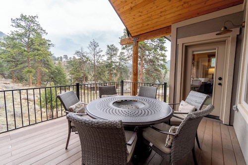 Beautiful New Home with Views of Castle Mountain - 3510