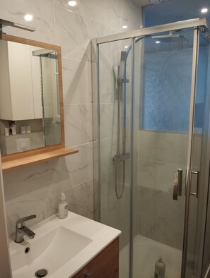 Shower, hair dryer, towels, soap - Studio Calme Daumesnil à 5 Minutes du Bois de Vincennes (PARIS)