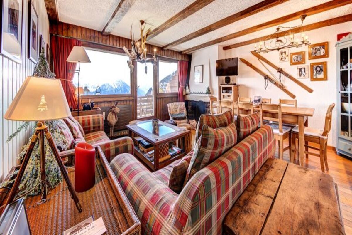 TV, peis, DVD-spiller og bøker