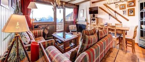 TV, peis, DVD-spiller og bøker