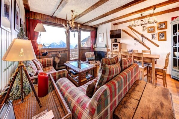 TV, peis, DVD-spiller og bøker