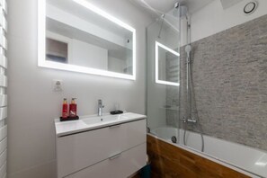 Dusj, hårføner, håndklær og såpe