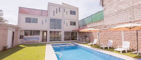 Casa familiar, vista al jardín | Terraza o patio