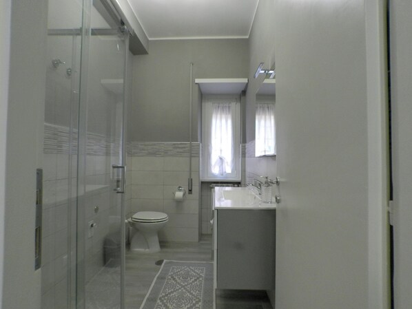 Douche, sèche-cheveux, bidet, serviettes fournies