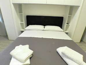 1 多间卧室、办公桌、免费 WiFi、床单