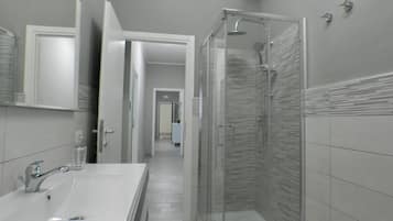 Doccia, asciugacapelli, bidet, asciugamani