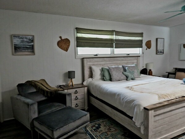 3 bedrooms, desk, travel crib, WiFi