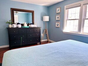 2 Schlafzimmer, Schreibtisch, Bügeleisen/Bügelbrett, Reisekinderbett