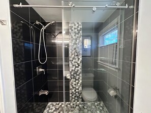 Dusche, Haartrockner, Handtücher, Shampoo