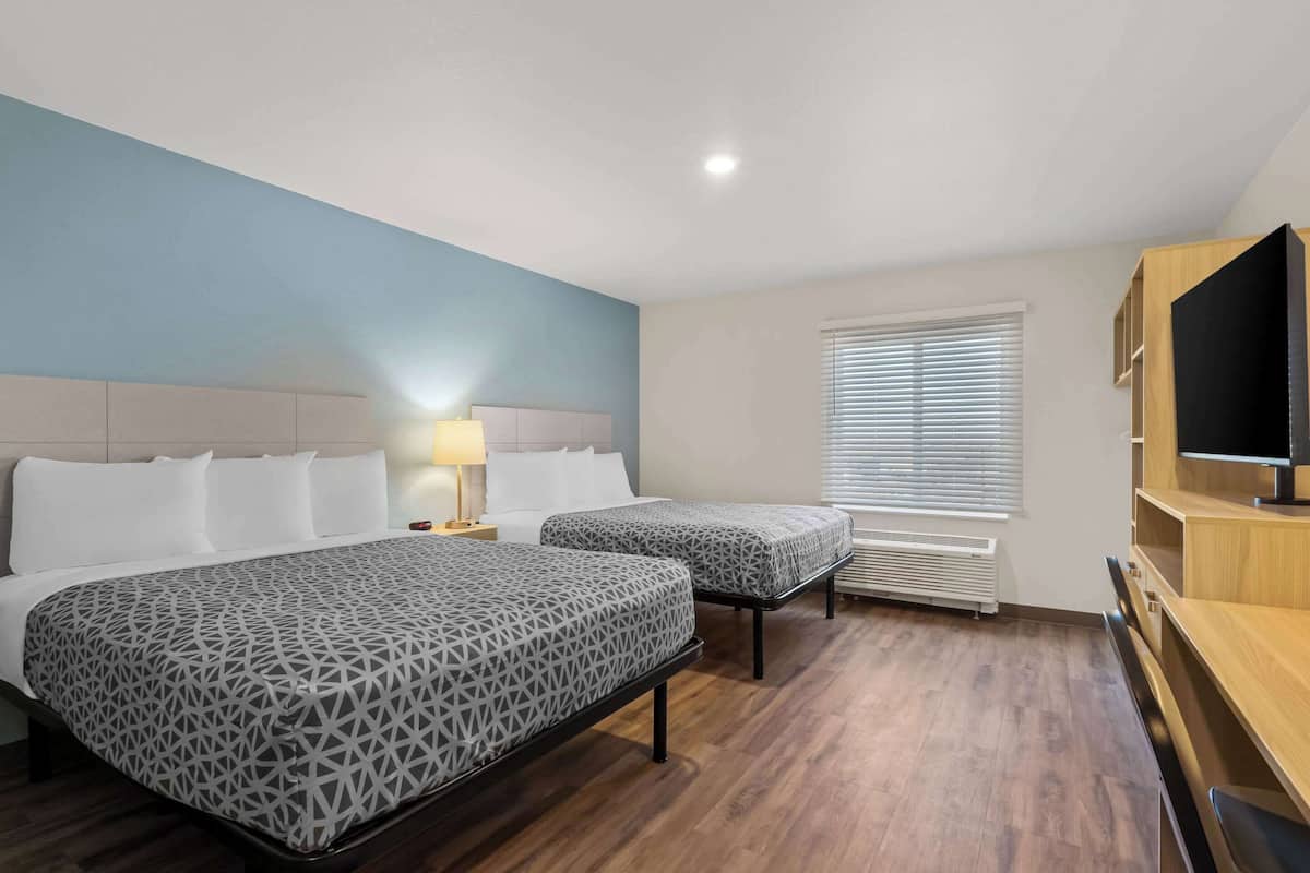 Suite, 2 camas Queen size, para no fumadores | Escritorio, wifi gratis y ropa de cama