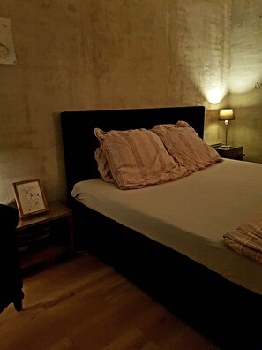 1 habitación, tabla de planchar con plancha y ropa de cama 