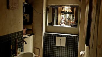 Haartrockner, HandtĂŒcher, Seife, Shampoo