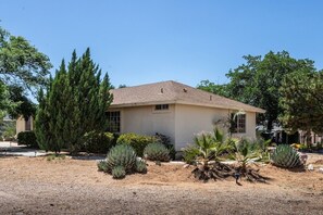 Exterior - Spacious Route 66 retreat. Golf Course. Pet Friendly. Grand Canyon and Vegas. (Kingman)