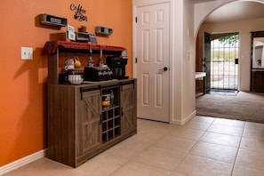 Interior - Spacious Route 66 retreat. Golf Course. Pet Friendly. Grand Canyon and Vegas. (Kingman)
