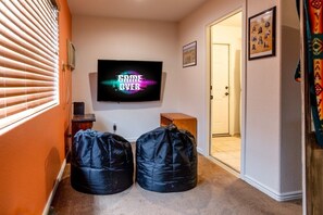 Interior - Spacious Route 66 retreat. Golf Course. Pet Friendly. Grand Canyon and Vegas. (Kingman)