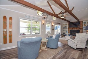 Télévision, cheminée