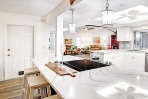 冷蔵庫、電子レンジ、オーブン、コンロ