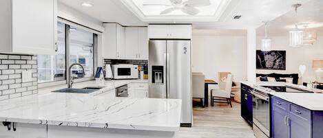 Kylskåp, mikrovågsugn, ugn och spishäll