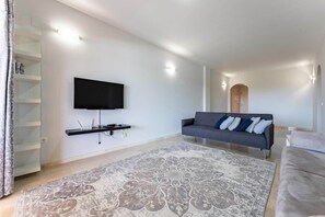 Smart TV - Faro's Playa Marina Apartment (Mijas)