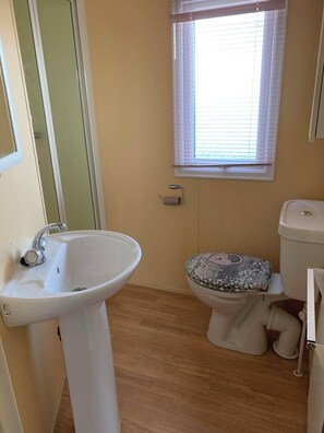 Chalet | Bathroom | Shower, hair dryer - Serenity Place Caravan 2 Double Beds With Varanda (Skegness)