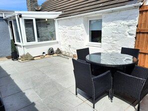 Outdoor dining - Tigh Samhradh - a cottage that sleeps 4 guests in 1 bedroom (Monreith)