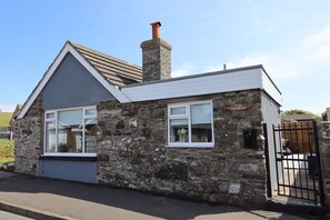 Exterior - Tigh Samhradh - a cottage that sleeps 4 guests in 1 bedroom (Monreith)