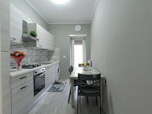 Peti sejuk, ketuhar gelombang mikro, mesin basuh pinggan mangkuk 