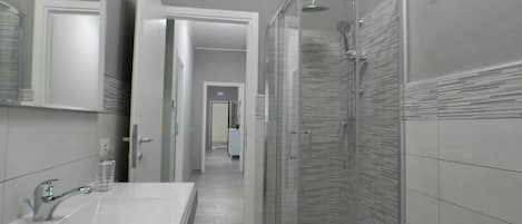 Room 2, Bagno Privato ( all'esterno della camera ) | Baño | Ducha, secador de pelo, toallas y jabón