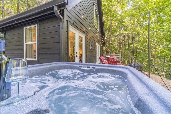 Outdoor spa tub - RIDGEVIEW RETREAT | HOT TUB | FIRE PIT AND GAMES (Clarkesville)