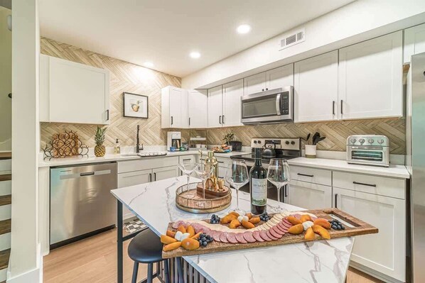 Fridge, microwave, oven, stovetop - RIDGEVIEW RETREAT | HOT TUB | FIRE PIT AND GAMES (Clarkesville)