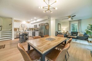 Interior - RIDGEVIEW RETREAT | HOT TUB | FIRE PIT AND GAMES (Clarkesville)