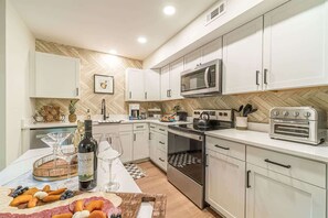 Fridge, microwave, oven, stovetop - RIDGEVIEW RETREAT | HOT TUB | FIRE PIT AND GAMES (Clarkesville)