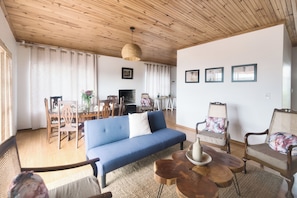Comfort House, 3 Bedrooms, Garden View | Living area